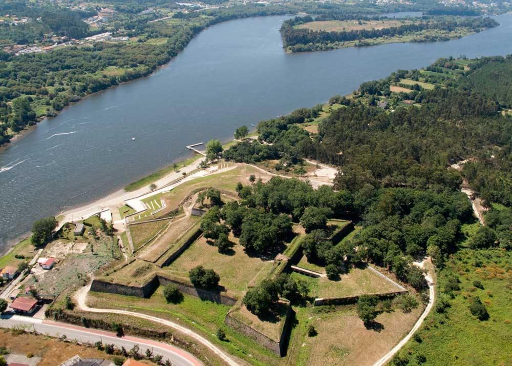 Casa Con Piscina A Orilla Del Rio Mino